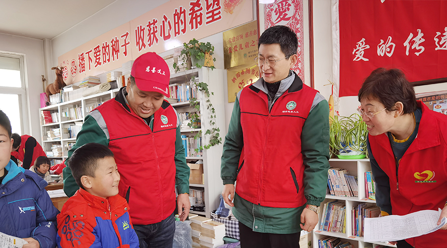 穿新衣領(lǐng)文具盲盒！棲霞市20名孩子收到“新年心愿 ”禮物